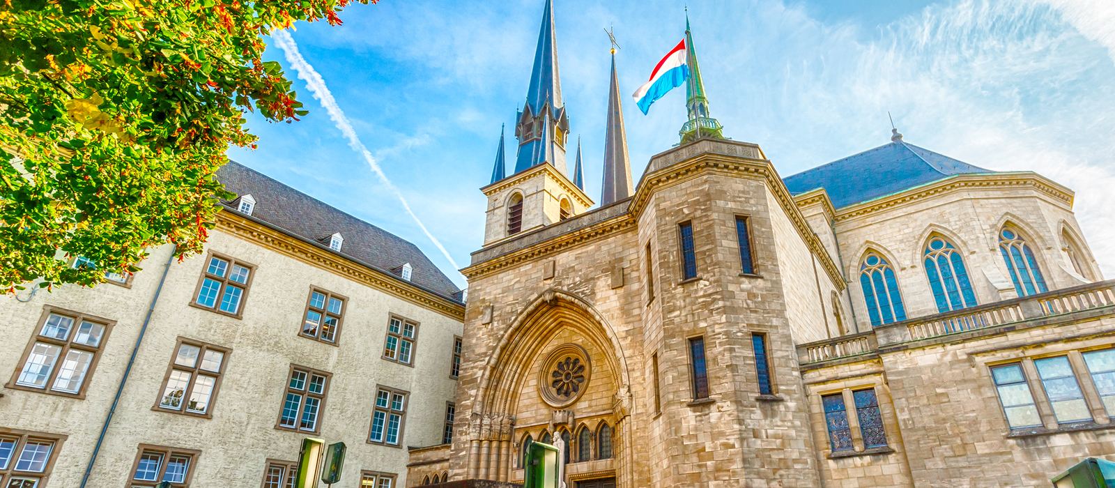 Kathedral Notre-Dame an der Stad Lëtzebuerg mam Lëtzebuerger Fändel — Aktiounsgebitt vun Evaluatioun.lu